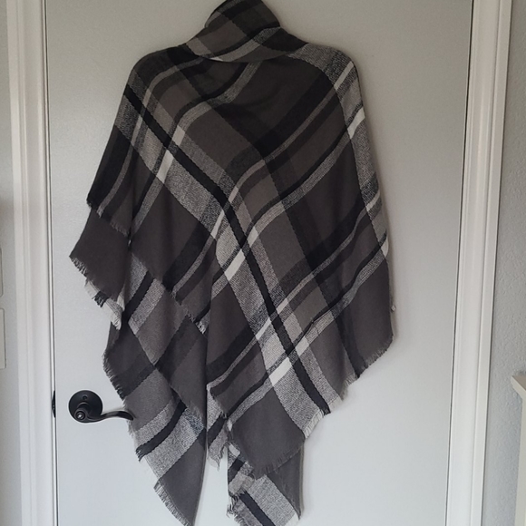 Apt 9 Ruana - Picture 4 of 6